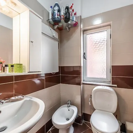 Vintage And Warm 2br In Appartement Tirana