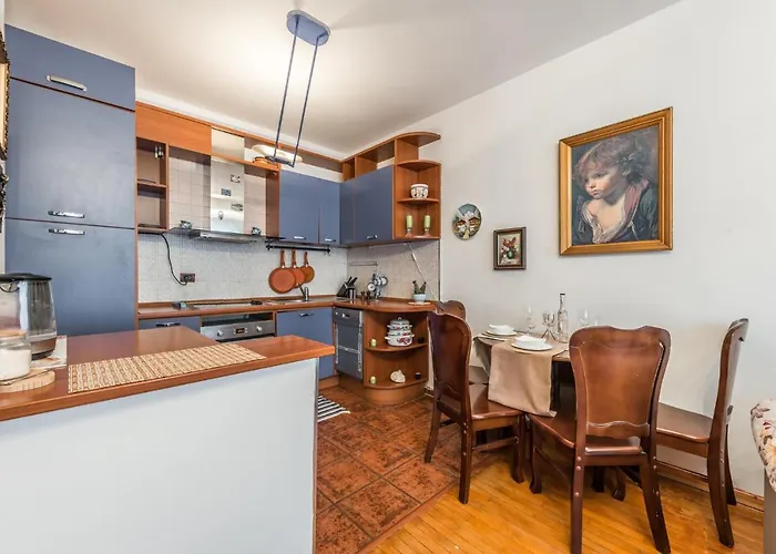 Vintage And Warm 2br In