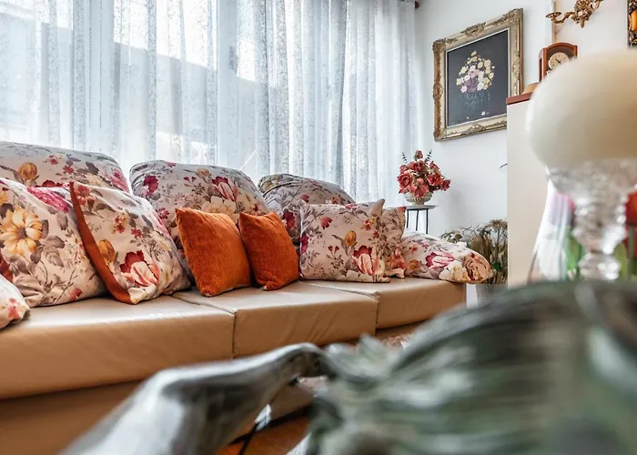 Vintage And Warm 2br In דירה