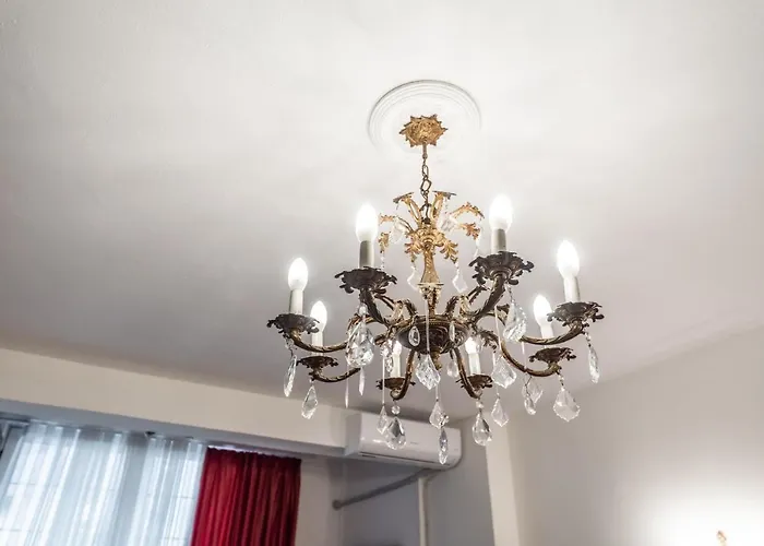 Vintage And Warm 2br In דירה