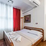 Appartement Vintage And Warm 2br In Tirana