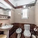 Vintage And Warm 2br In