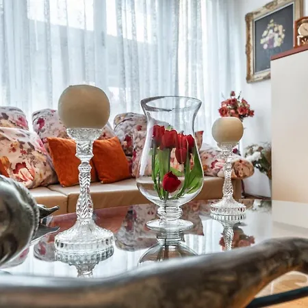 Vintage And Warm 2br In