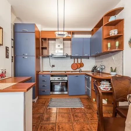 Vintage And Warm 2br In Apartment