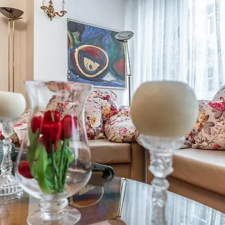 Vintage And Warm 2br In