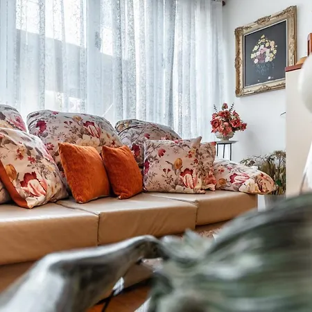 Vintage And Warm 2br In Apartmán