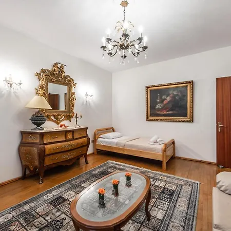 Vintage And Warm 2br In Apartmán Tirana