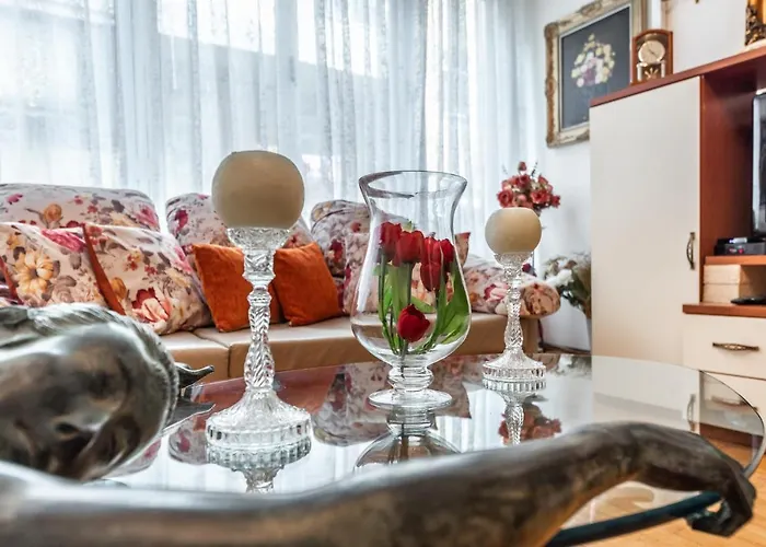 Vintage And Warm 2br In