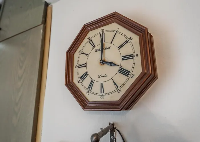 Vintage And Warm 2br In