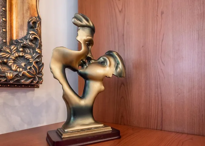 Vintage And Warm 2br In