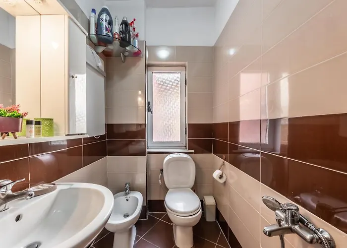 Apartment Vintage And Warm 2br In Tirana